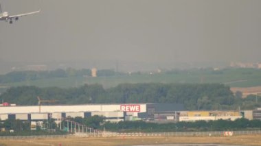 Lufthansa Airbus A330 iniş: çalışan gölge