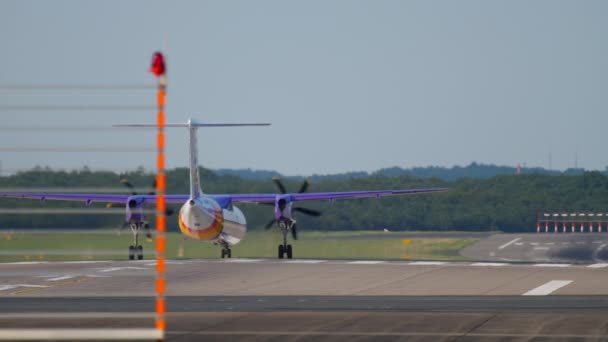 Turboprop-Flugzeug vor Abflug — Stockvideo