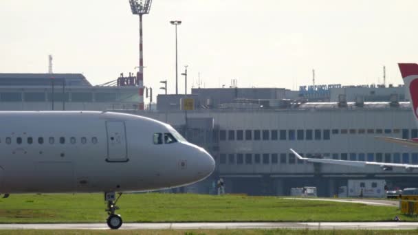 Repülőgép gurító a leszállás után — Stock videók