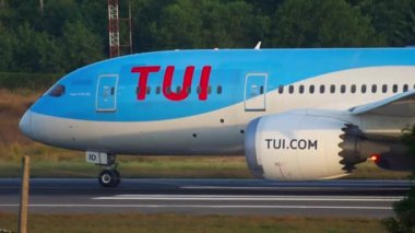 Uçak indikten sonra kalkıyor.