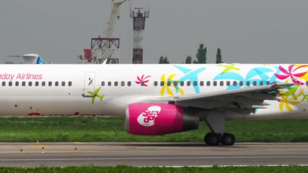 Zondag Airlines Boeing 757 taxi — Stockvideo