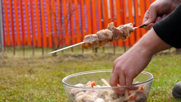 Mann bereitet Fleisch zum Grillen zu — Stockvideo