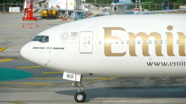 Boeing 777 circulant à l'aéroport de Phuket — Video