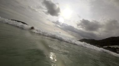 Dalgalar üzerinde plaj, Nai Harn, Tayland