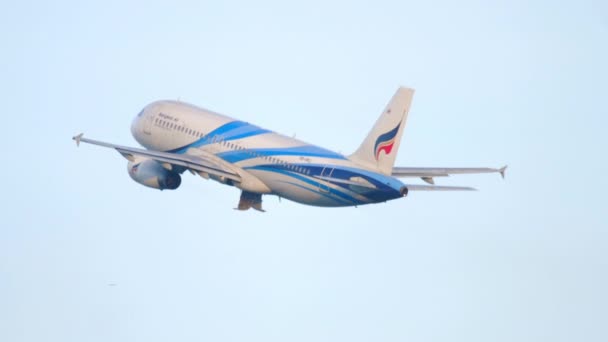Взлет самолета A320 — стоковое видео