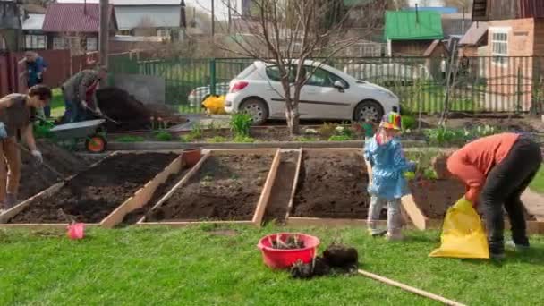 Семья в саду, таймлапс — стоковое видео