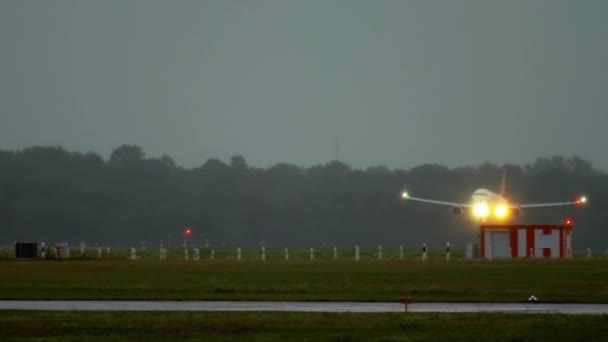 Airplane landing at rainy weather — Stock Video