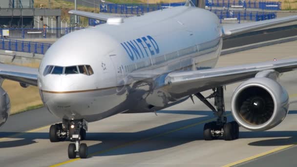 United Airlines boeing 777 rullaggio — Video Stock