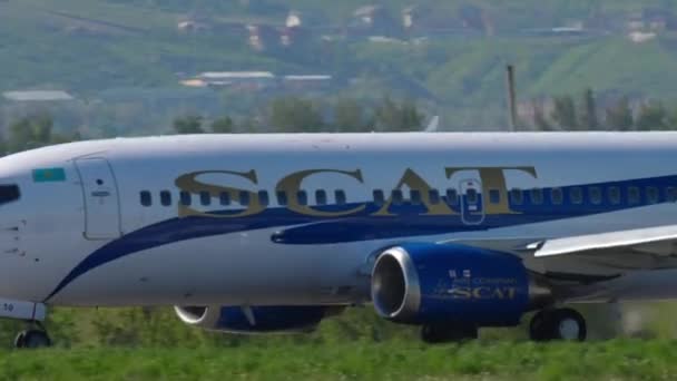 SCAT Airlines Boeing 737 acelerar antes da partida — Vídeo de Stock