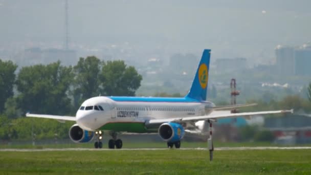 Özbekistan Havayolları Airbus A320 kalkıştan önce başlangıç pozisyonunda — Stok video