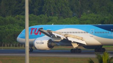 Uçak indikten sonra kalkıyor.