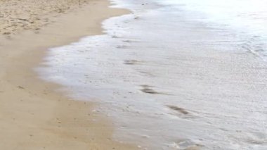 Sahilde ayak izleri.