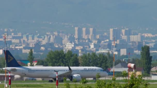 Air Astana Airbus A321 gurító a leszállás után — Stock videók