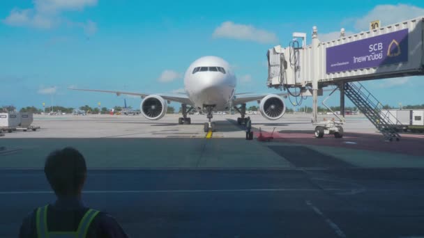 Pengawas bertemu dengan pesawat penumpang di bandara — Stok Video