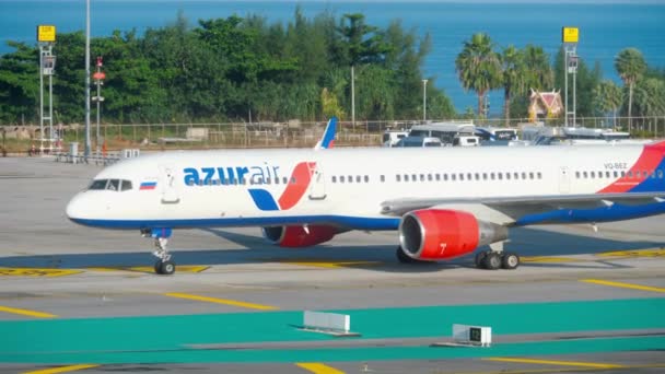 Boeing 757 taxiën op Phuket luchthaven — Stockvideo