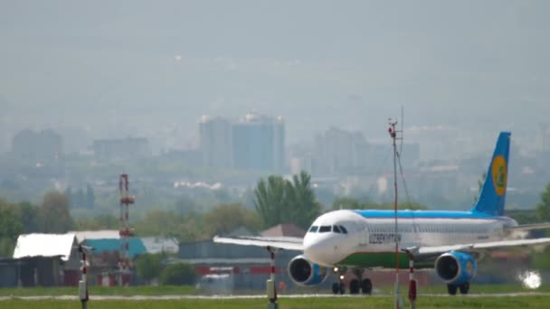 Uzbekistan Airlines Airbus A320 na pozycji początkowej przed wyjazdem — Wideo stockowe