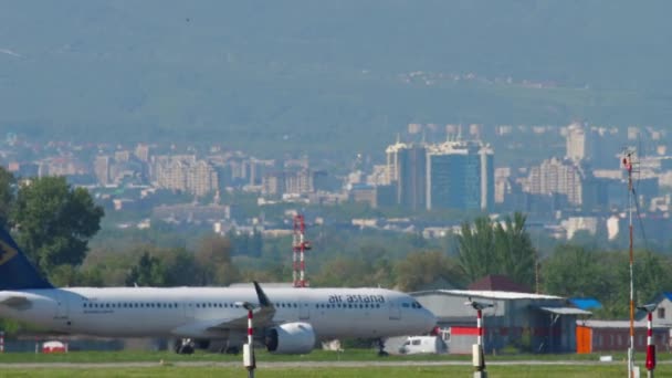 Air Astana Airbus A321 kołowania po wylądowaniu — Wideo stockowe