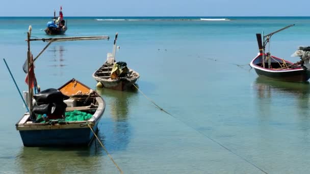 Barcos pesqueros de cola larga en la playa — Vídeo de stock