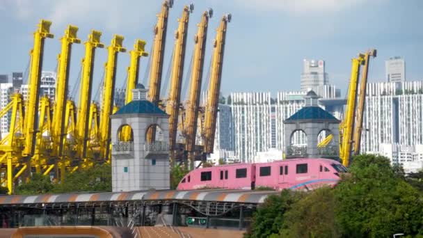 Monorail vlak na ostrově Sentosa nedaleko nákladního přístavu — Stock video