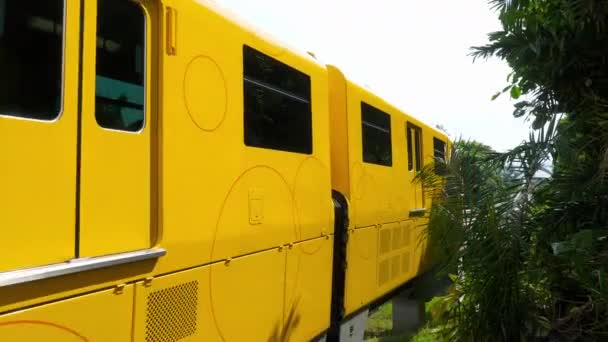 Однорельсовый поезд на острове Сентоса — стоковое видео