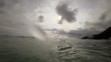 Dalgalar üzerinde plaj, Nai Harn, Tayland