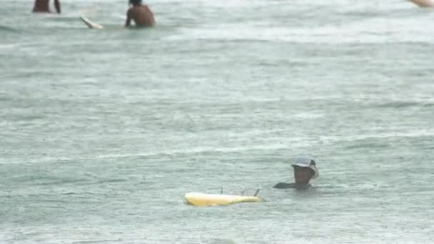 Surfista nas ondas na chuva de havy — Vídeo de Stock