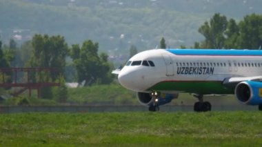 Özbekistan Havayolları Airbus A320 kalkıştan önce başlangıç pozisyonunda