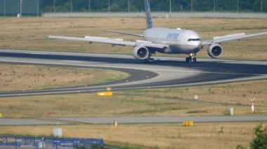 United Airlines Boeing 777 Taksilemek