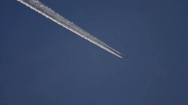 Gökyüzünde uçak, günbatımı güneş yansıması