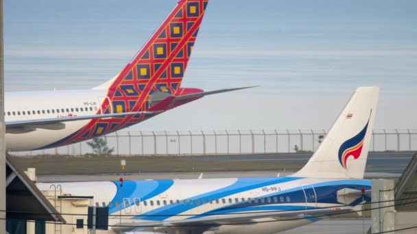 Avião taxiando após a aterragem — Vídeo de Stock