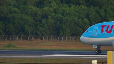 Uçak indikten sonra kalkıyor.