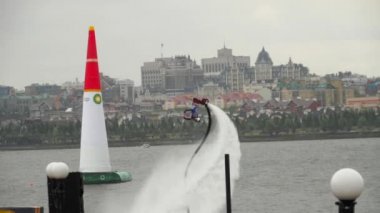 Flyboard'da akrobasi yapmak