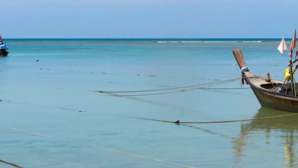 Barche da pesca a coda lunga sulla spiaggia — Video Stock