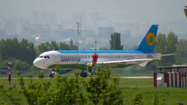 Uzbekistan Airlines Airbus A320 на стартовой позиции перед вылетом — стоковое видео