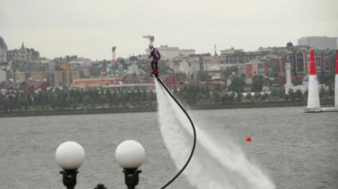 Flyboard'da akrobasi yapmak