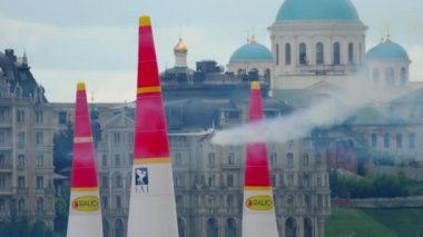 Sahnede yarış uçağı