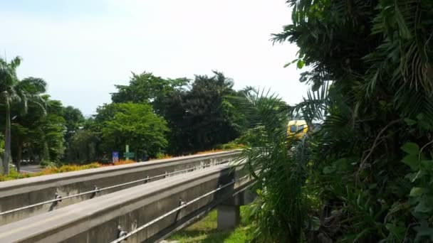 Monorail vlak na ostrově Sentosa — Stock video