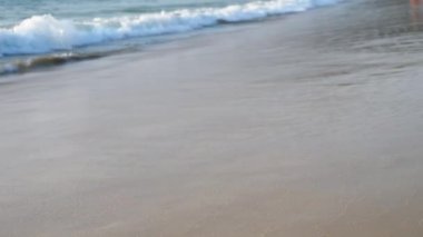 Masmavi dalgalar Karon Beach kum üzerinde haddelenmiş