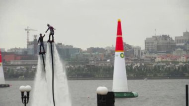 Flyboard'da akrobasi yapmak