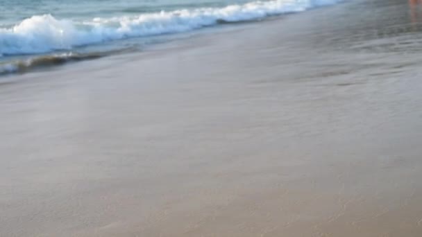 Ondes azur roulées sur le sable de Karon Beach — Video