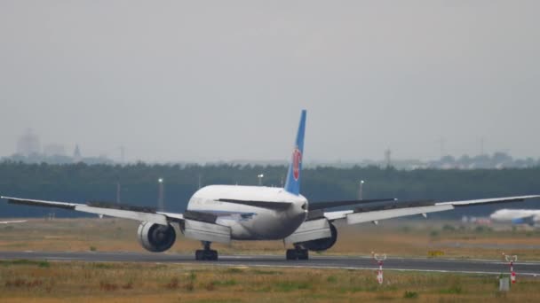 Самолёт China Southern Cargo Boeing 777 — стоковое видео