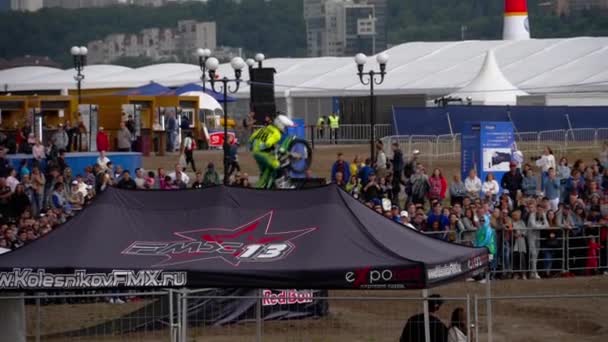 Motofreestyle - inanılmaz akrobatik elementlerle atlıyor — Stok video