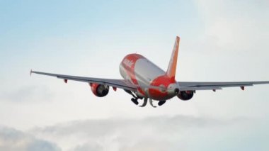 EasyJet Airbus 320 kalkış