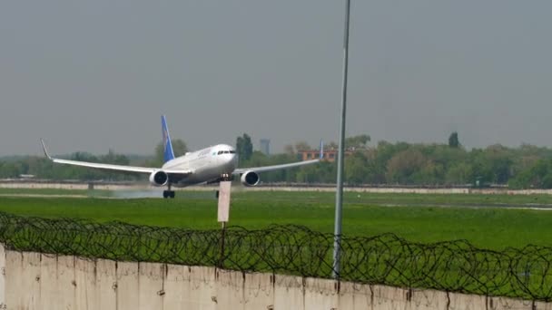 阿斯塔纳航空公司波音767着陆 — 图库视频影像