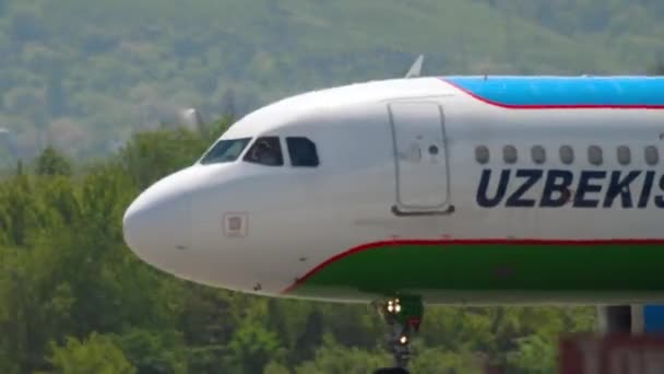 Üzbegisztán Airlines Airbus A320 felgyorsítása indulás előtt — Stock videók