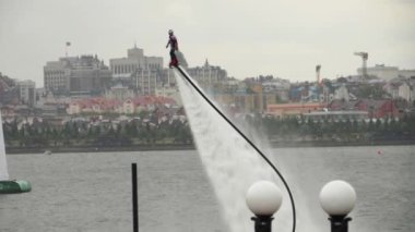 Flyboard'da akrobasi yapmak