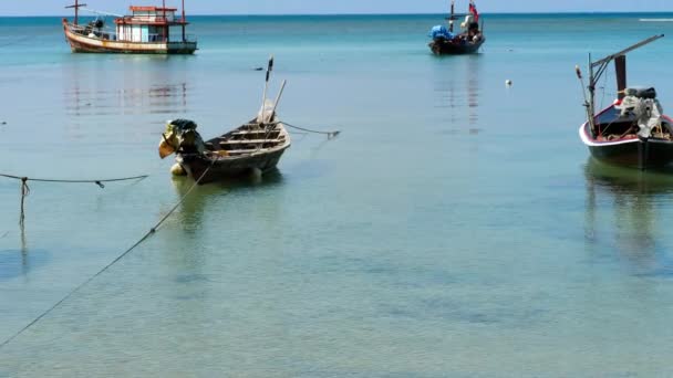 Barcos de pesca de cauda longa na praia — Vídeo de Stock