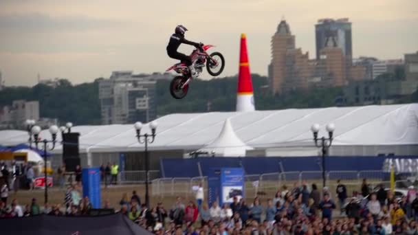 Motofreestyle - inanılmaz akrobatik elementlerle atlıyor — Stok video