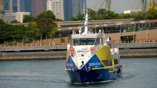 Ferry no Centro de Cruzeiros de Singapura — Vídeo de Stock