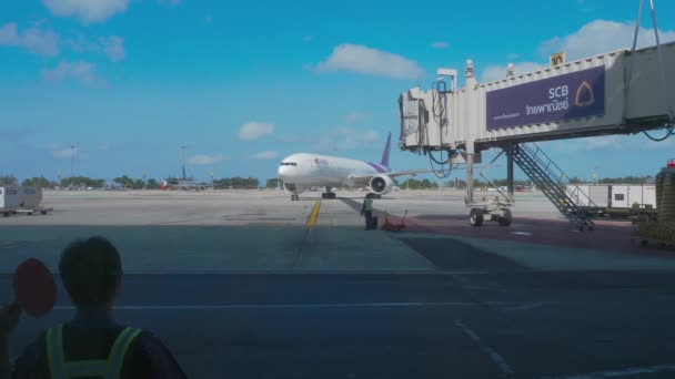 पर्यवेक्षक हवाई अड्डे पर यात्री विमान से मिलता है — स्टॉक वीडियो